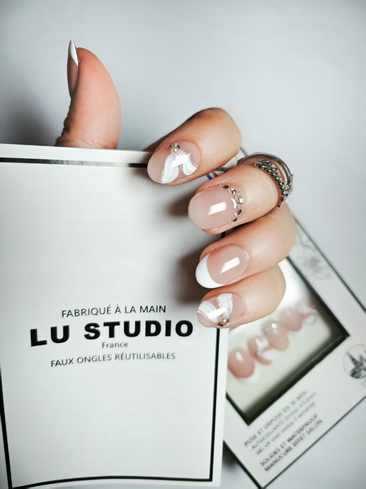French drappé de blanc et diamants