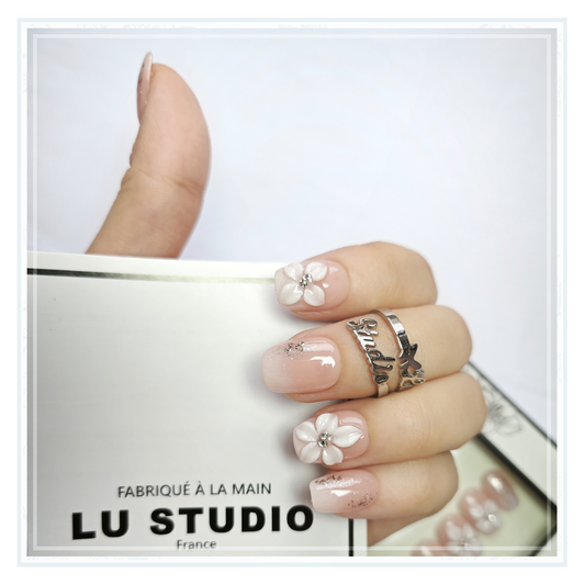 F26 - Fleurs blanches au crépuscule | Faux-ongles réutilisables - Press on nails