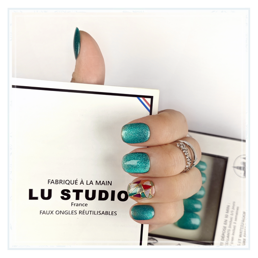 LT40 - Vitrail de Troyes - Bleu pailleté | Faux-ongles réutilisables - Press on nails