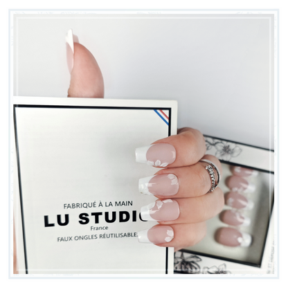 F100 - French blanche et ses fleurs 3D  |  Faux-ongles réutilisables - Press on nails
