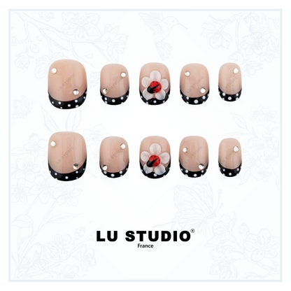 F93 - Polka coccinnelle  |  Faux-ongles réutilisables - Press on nails