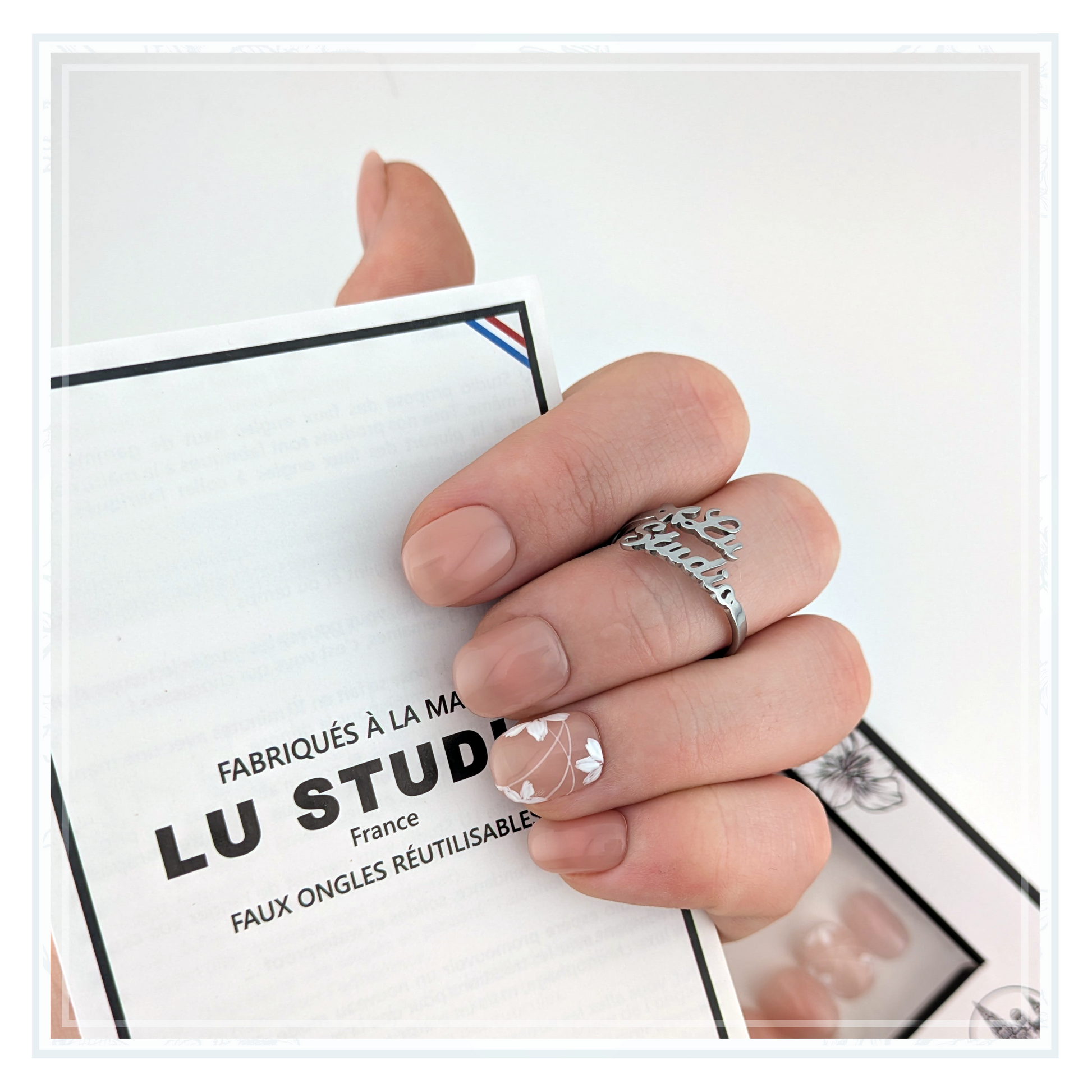 LT47 - Nude fleur blanche  |  Faux-ongles réutilisables - Press on nails