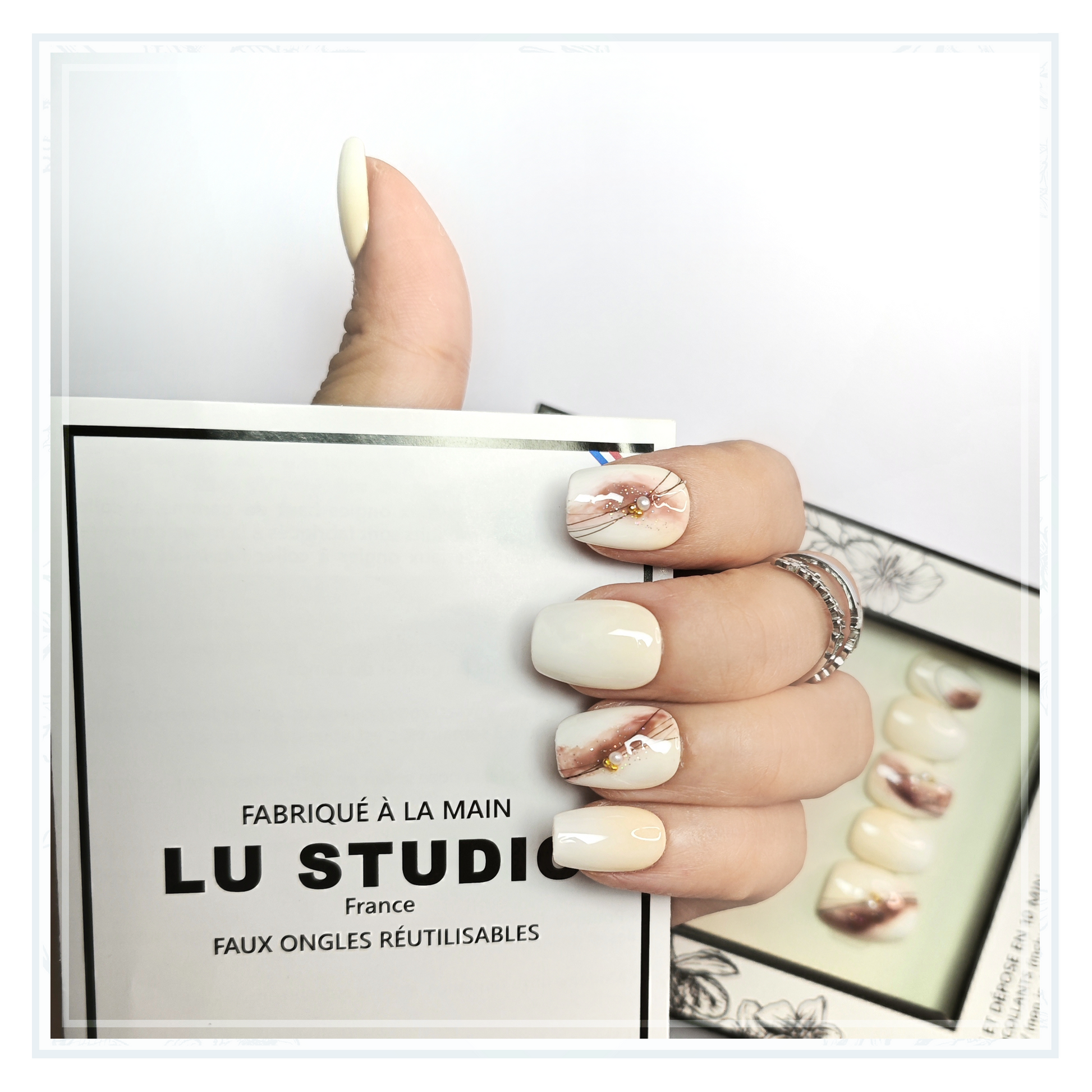 M114 - Marbre Ivoire  |  Faux-ongles réutilisables - Press on nails
