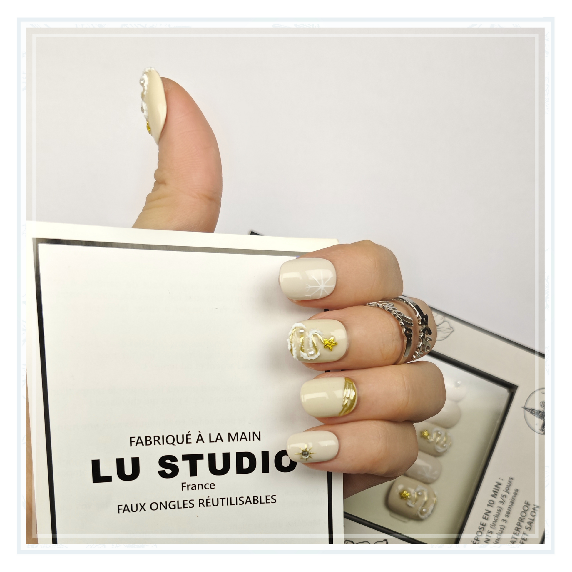 M127 - Noël Blanc Doré  |  Faux-ongles réutilisables - Press on nails