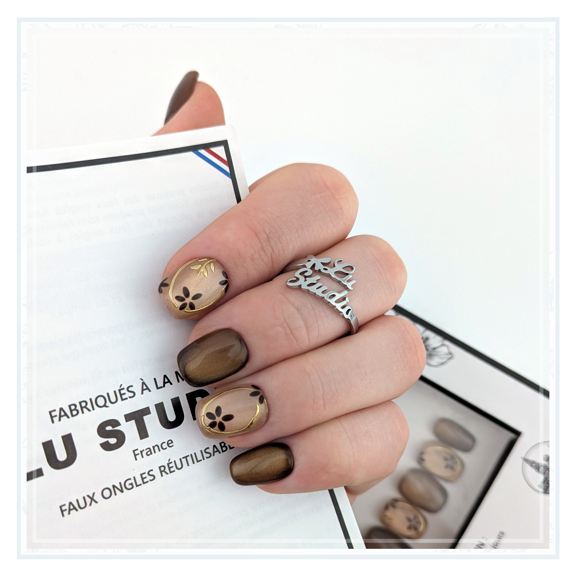 M143 - Fleur ornée d'or  |  Faux-ongles réutilisables - Press on nails
