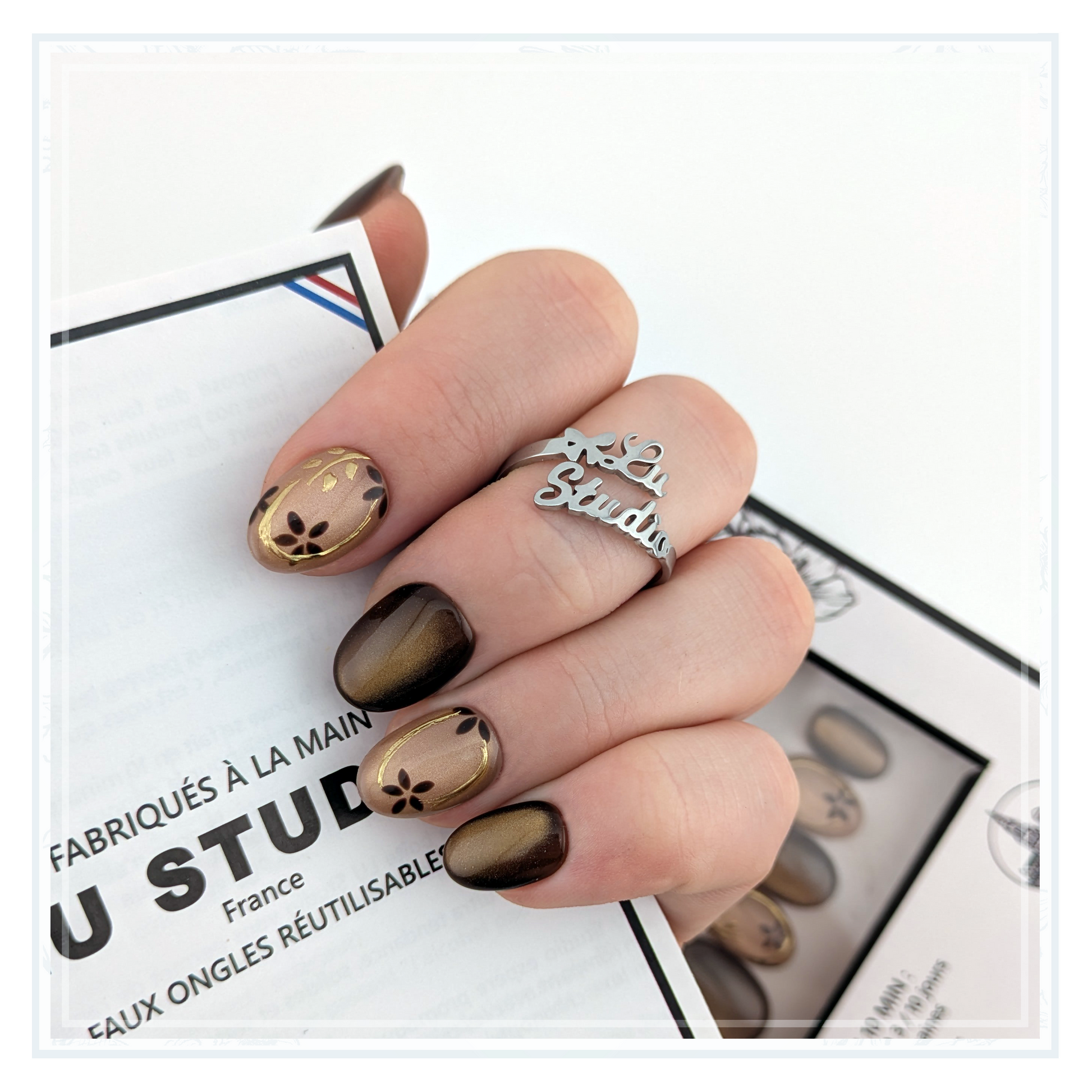 M143 - Fleur ornée d'or  |  Faux-ongles réutilisables - Press on nails