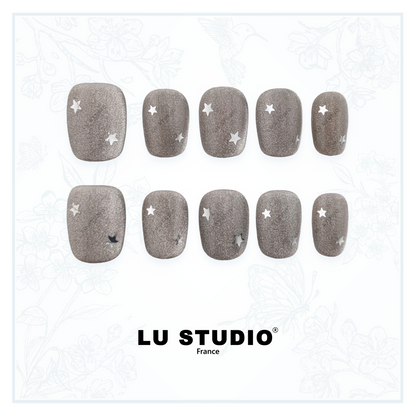 M152 - Argenté intense et ses étoiles  |  Faux-ongles réutilisables - Press on nails