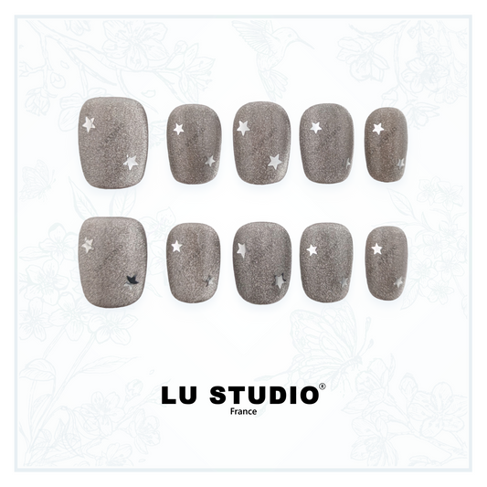 M152 - Argenté intense et ses étoiles  |  Faux-ongles réutilisables - Press on nails