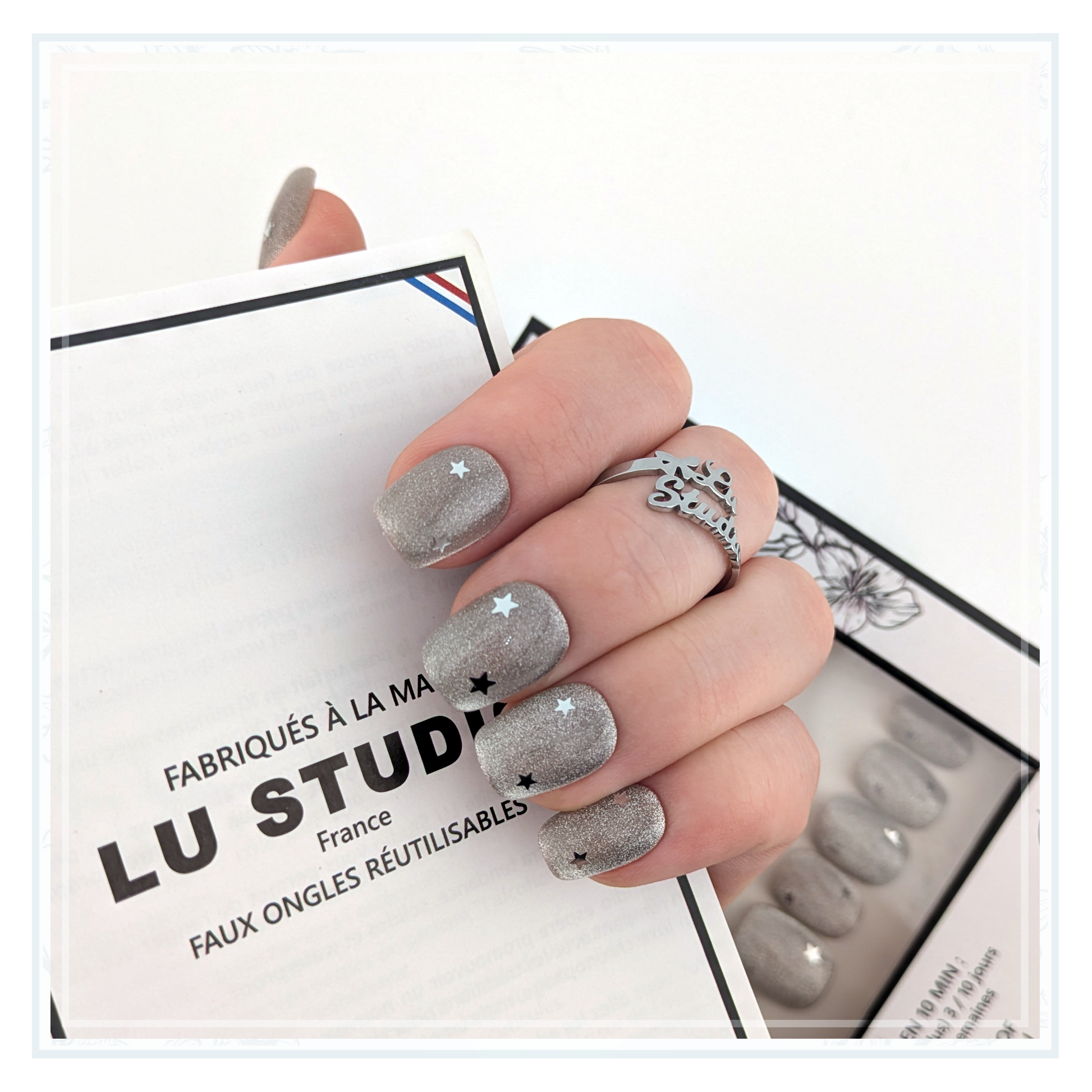 M152 - Argenté intense et ses étoiles  |  Faux-ongles réutilisables - Press on nails
