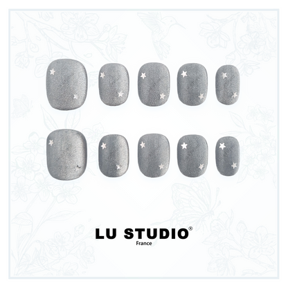 M153 - Bleu clair et ses étoiles  |  Faux-ongles réutilisables - Press on nails