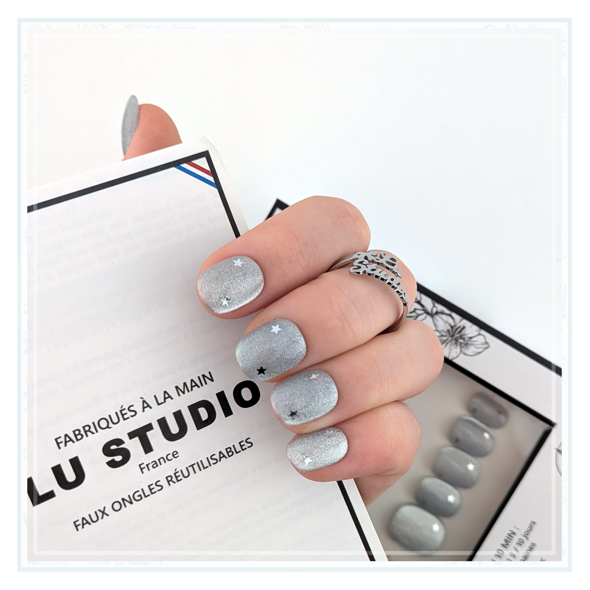 M153 - Bleu clair et ses étoiles  |  Faux-ongles réutilisables - Press on nails