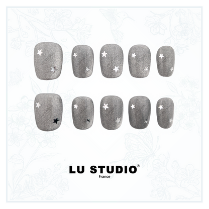 M156 - Gris intense et ses étoiles   |  Faux-ongles réutilisables - Press on nails