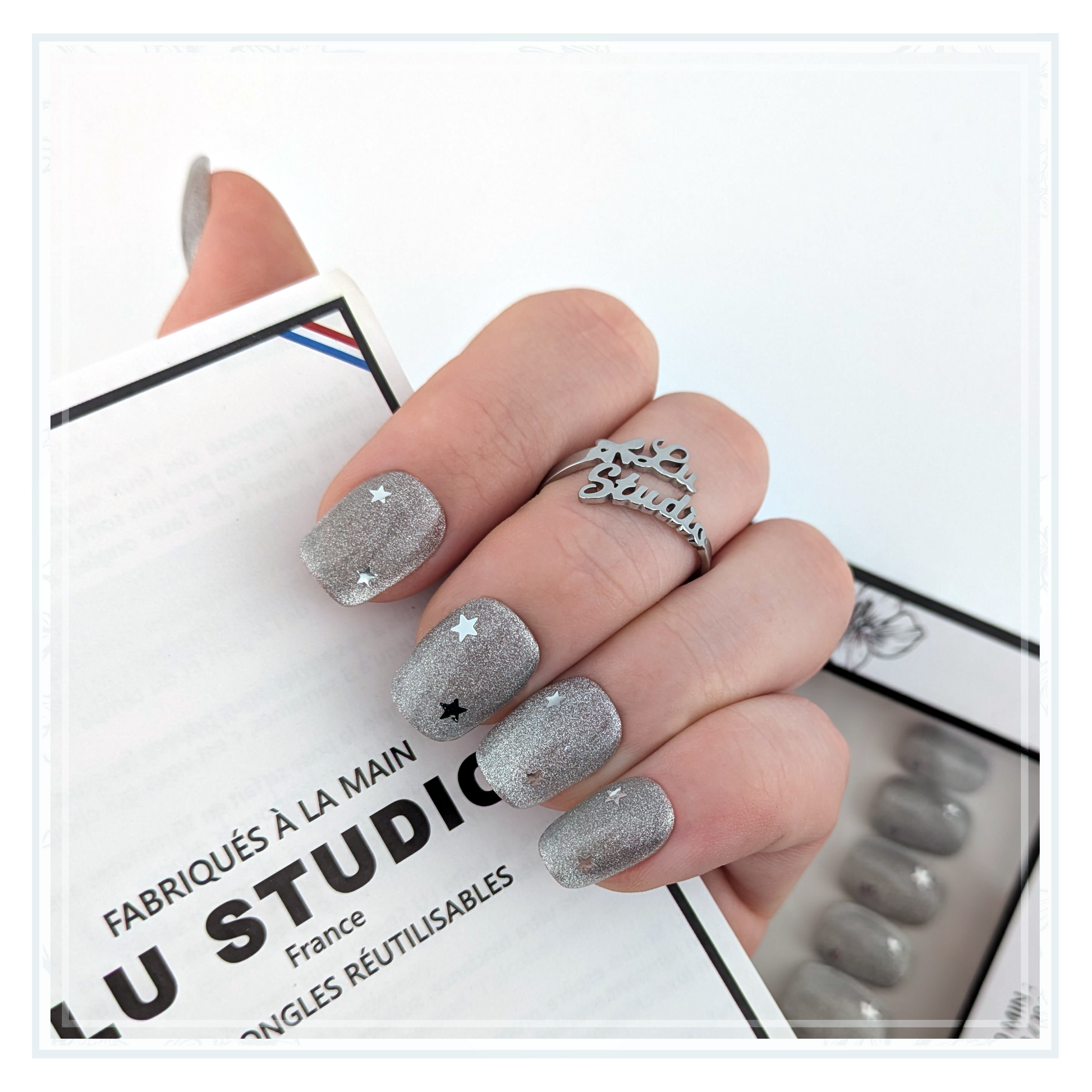 M156 - Gris intense et ses étoiles   |  Faux-ongles réutilisables - Press on nails