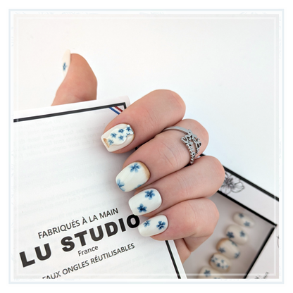 M157 - Fleur bleue et son vase   |  Faux-ongles réutilisables - Press on nails