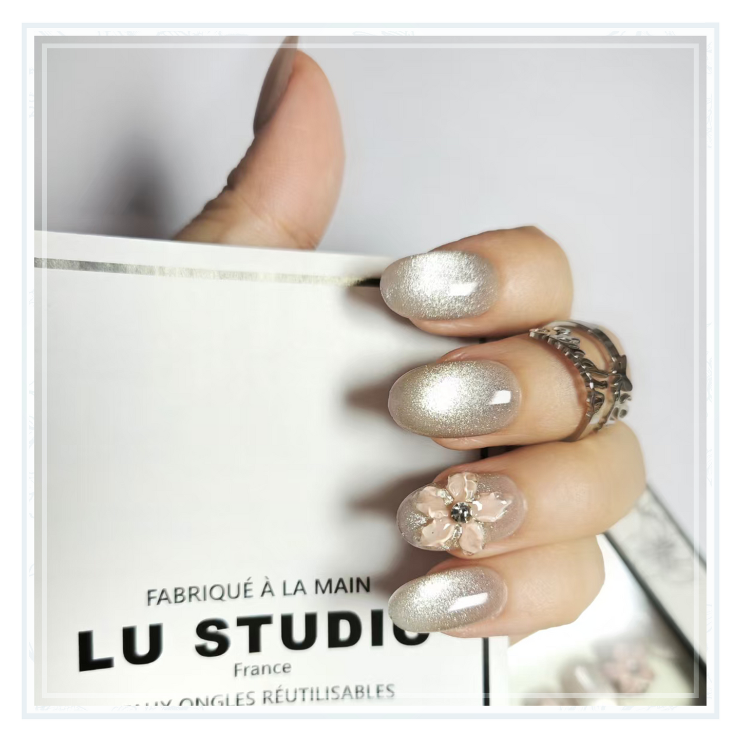 M22 - Fleurs roses dans la nuit d'argent  |  Faux-ongles réutilisables - Press on nails